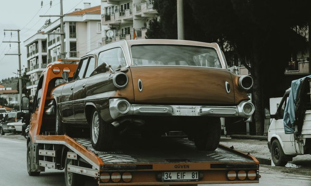Voiture chargée sur un camion plateau