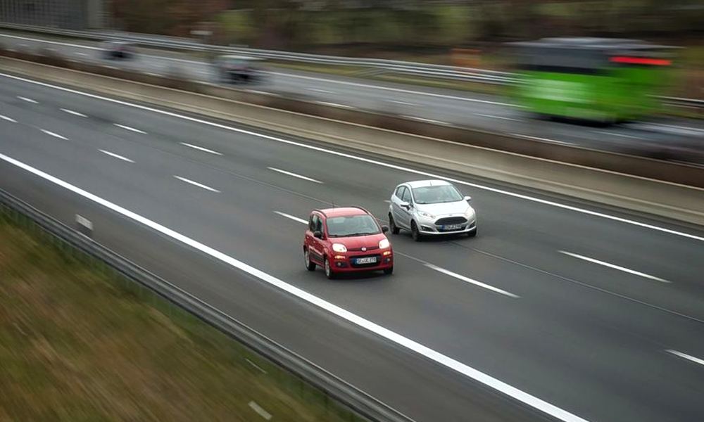 Véhicules circulant sur une autoroute